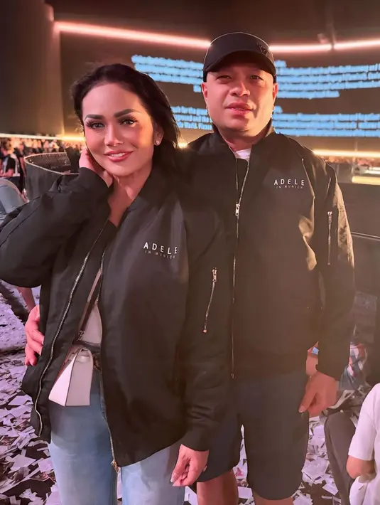 Pasangan suami istri ini tampil kompak dengan outfit kasual, jaket hitam bertuliskan Adele in Munich. Sepertinya merupakan souvenir resmi dari konser Adele. KD memakai kaus putih dengan celana jeans, sementara Raul Lemos tampil santai bercelana pendek hitam dan topi hitam. (Liputan6.com/IG/@krisdayantilemos)