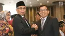 Ketua DK OJK, Wimboh Santoso foto bersama dengan Muliaman Hadad usai pelantikan Anggota Komisioner Otoritas Jasa Keuangan yang baru di Jakarta, Kamis (20/7). (Liputan6.com/Angga Yuniar)