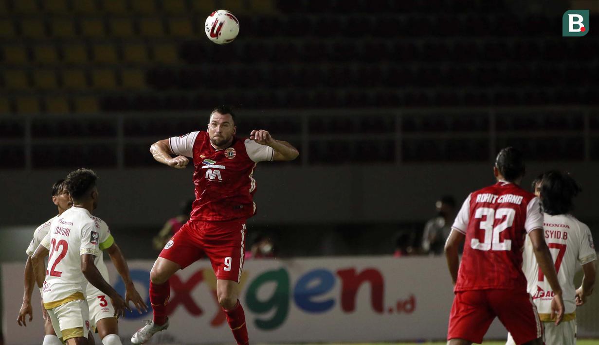 Pemain Persija Jakarta, Marko Simic (tengah) menyundul bola saat melawan PSM Makassar dalam laga leg kedua semifinal Piala Menpora 2021 di Stadion Manahan, Solo, Minggu (18/4/2021). (Bola.com/Ikhwan Yanuar)