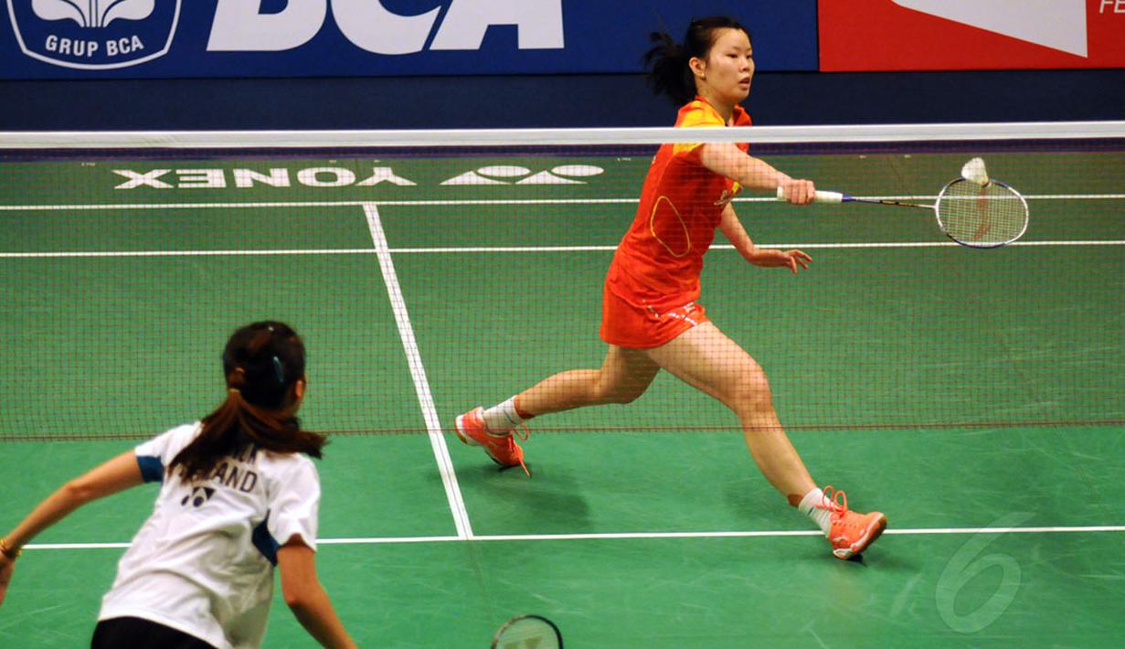 Untuk kategori tunggal putri, pebulutangkis Tiongkok, Li Xuerui (kanan), meraih podium utama setelah mengalahkan Ratchanok Intanon (Thailand) di final Indonesia Open 2014, (22/6/2014). (Liputan6.com/Helmi Fithriansyah)