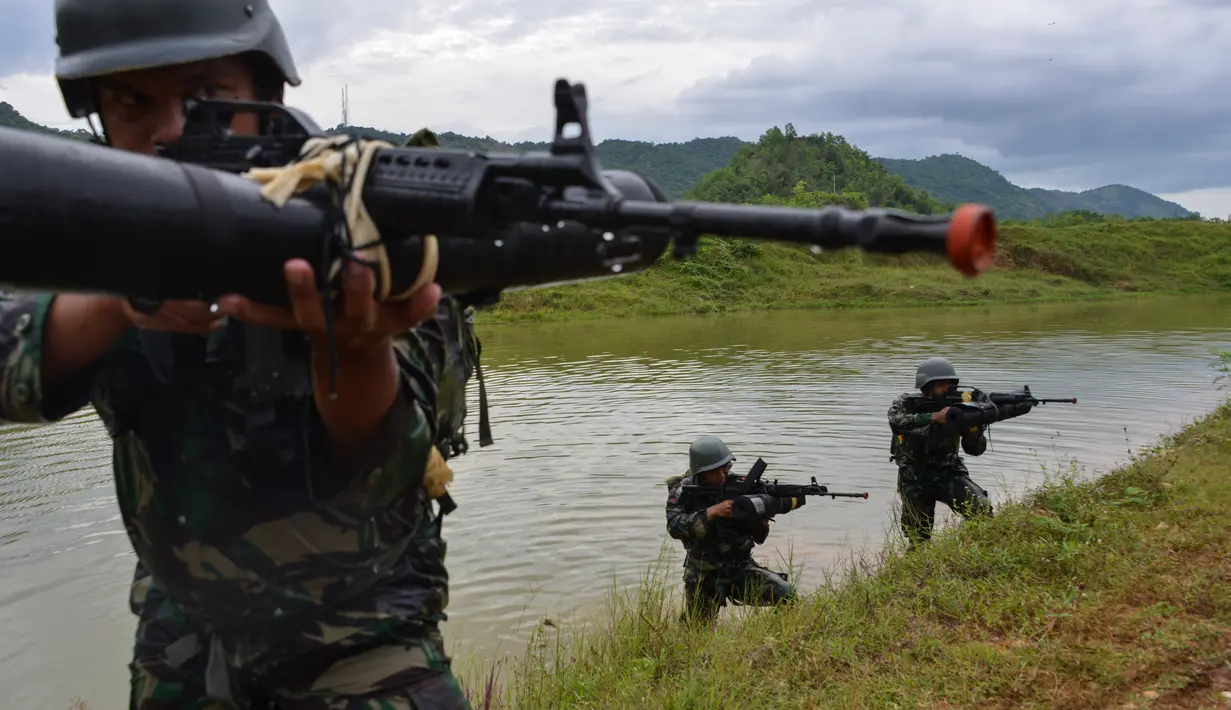 Prajurit TNI dari Batalyon Infanteri Raider membidik sasaran  saat latihan perang gerilya di pangkalan mereka di Banda Aceh, provinsi Aceh, 30 April 2019.  Prajurit batalion raider dilatih  untuk siap melakukan berbagai operasi khusus dan penugasan mendadak. (CHAIDEER MAHYUDDIN / AFP)