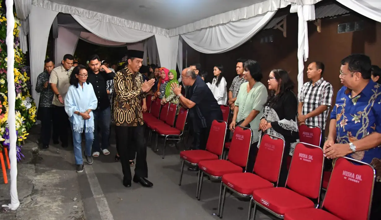Presiden Joko Widodo (Jokowi) melayat ke rumah duka Didit Supriyadi di Solo, Selasa (3/4) malam. Didit Supriyadi adalah besan Jokowi yang meninggal setelah mendapatkan perawatan yang cukup lama di rumah sakit. (Liputan6.com/Pool/Kris-Biro Pers Setpres)