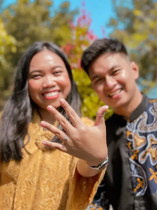 5 Tahun Pacaran, Ini 7 Momen Mumuk Gomez Dilamar Sang Kekasih