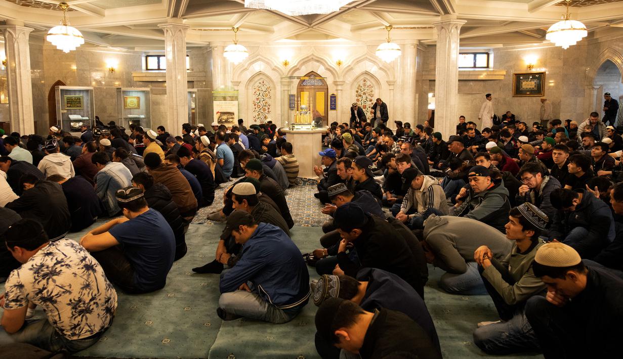 Umat muslim mendengarkan ceramah sebelum melaksanakan salat Idul Fitri 1439 H di masjid Qolsharif di Kazan, Rusia (15/6). (AFP Photo/Saeed Khan)