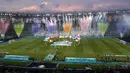 Suasana Opening Ceremony dari tribun penonton yang memperlihatkan kembang api warna-warni yang menghiasi stadion kebanggan AS Roma dan juga Lazio. (Foto: AP/Pool/Andrew Medichini)