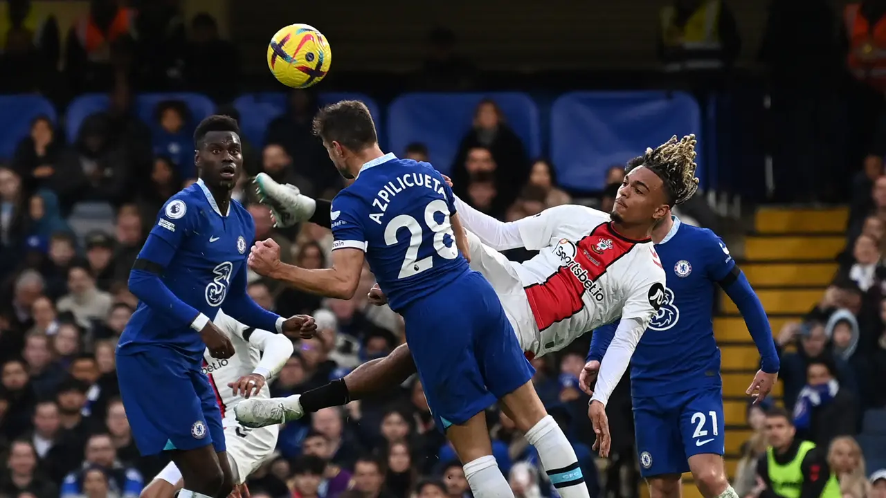 Momen Pemain Chelsea Cesar Azpilicueta Alami Cedera Horor, Kepala Kena Tendangan Salto
