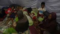Di posko pengungsian, anak-anak terpaksa tidur di lokasi seadanya di Pidie Jaya, Aceh, Kamis (8/12) malam. Gempa 6,5 SR yang mengguncang Pidie Jaya menyebabkan lebih dari 100 orang meninggal dunia dan ratusan bangunan rusak. (Liputan6.com/Angga Yuniar)