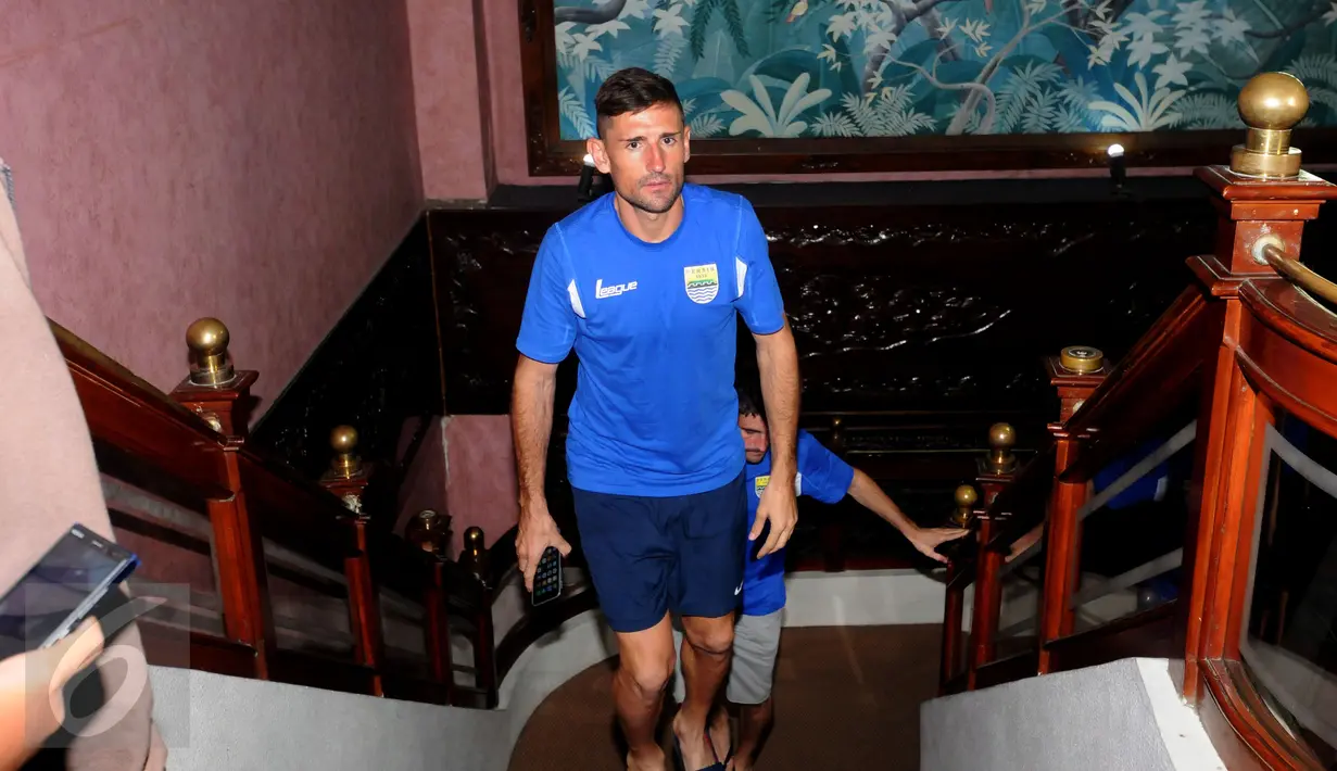 Penyerang Persib, Juan Carlos RB bersiap masuk kamar usai makan malam bersama di hotel Tyara Plaza, Ciamis. Sabtu (9/4/2016). Persib akan melakoni laga segitiga melawan PSGC Ciamis, Minggu (10/4). (Liputan6.com/Helmi Fithriansyah)