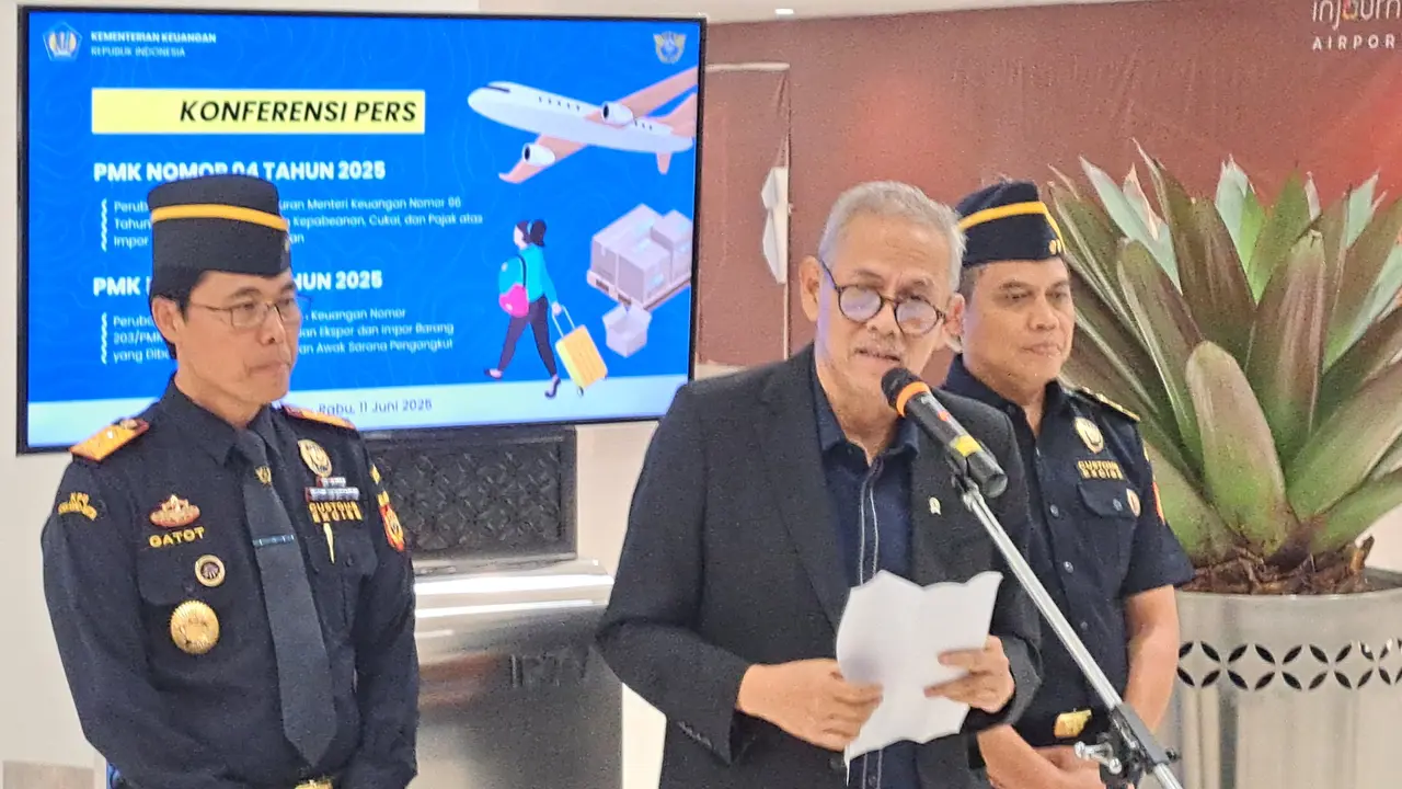 Wakil Menteri Keuangan Anggito Abimanyu didampingi oleh Dirjen Bea dan Cukai, Djaka Budhi Utama, dan sejumlah jajaran terkait di bandara Soekarno Hatta.