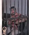 Sidang kepemilikan senjata api ilegal dan satwa langka dengan terdakwa Gatot Brajamusti kembali dilakukan pada hari ini, Senin (17/10) siang. Pria yang biasa disapa Aa Gatot tampaknya tidak suka di foto. (Adrian Putra/Bintang.com)
