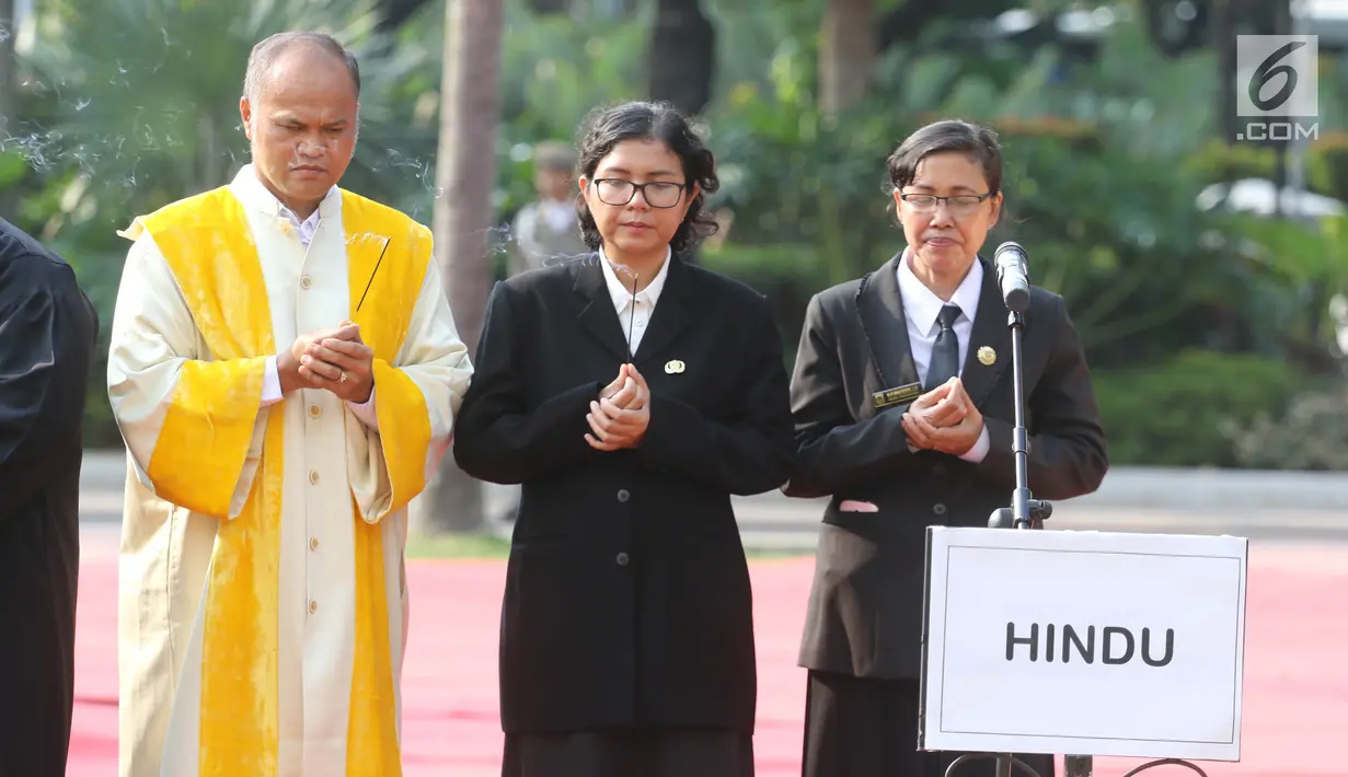 Pengambilan sumpah jabatan pejabat fungsional beragama Hindu di halaman Balai Kota DKI Jakarta, Senin (4/6). Anies baswedan meminta surat pelantikan bisa ditaruh di tempat kerja agar selalu diingat oleh para pejabat. (Liputan6.com/Arya Manggala)