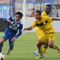 Gelandang Persib Bandung, Taufiq (kiri) lolos dari kawalan dua pemain Barito Putera saat berlaga di Stadion Si Jalak Harupat, (10/6/2014). (Liputan6.com/Helmi Fithriansyah)