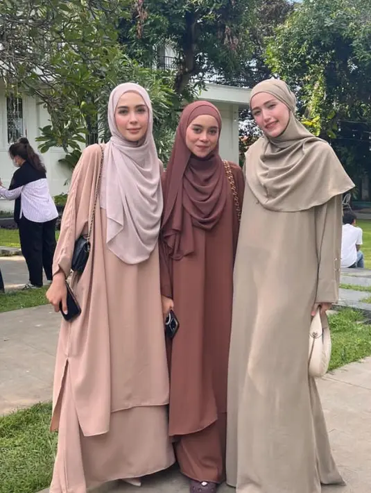 Lesty Kejora, Adelia Pasha, dan Hamidah tampil dengan gamis warna earth tone model polos. Disesuaikan dengan warna kerudungnya. [@adeliapasha]