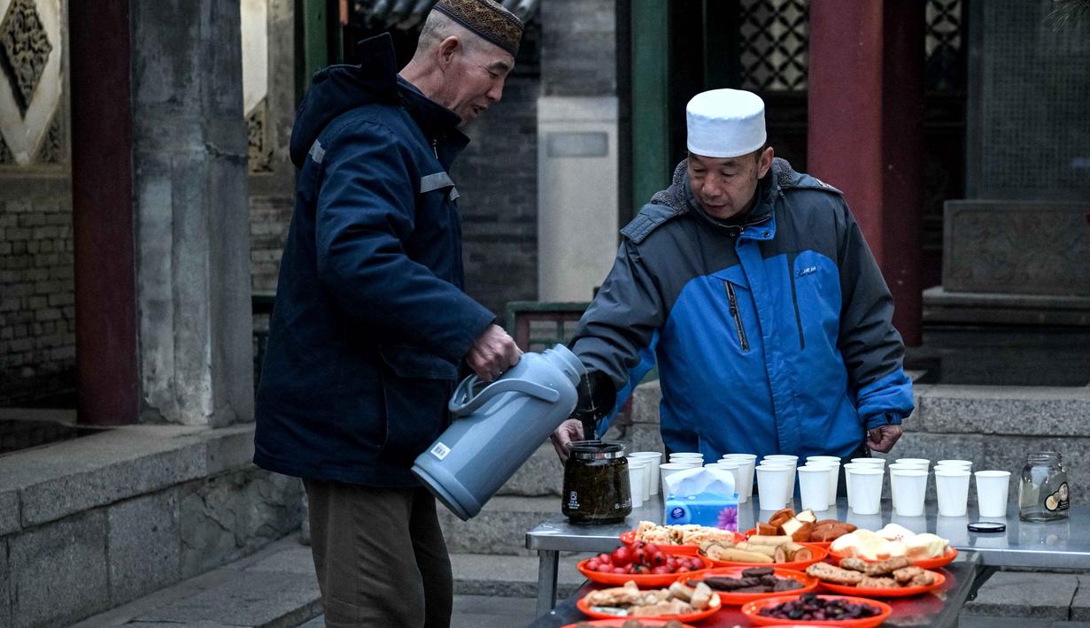 Etnis Hui menjalankan puasa di bulan suci Ramadan dengan penuh ketaatan serta meramaikan masjid-masjid untuk salat Tarawih. Tampak dalam foto, warga Muslim etnis Hui Tiongkok bersiap berbuka puasa di sebuah masjid selama minggu terakhir bulan suci Ramadhan di Beijing pada 17 Maret 2026. (Adek BERRY/AFP)