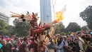 Atraksi budaya dayak meramaikan Car Free Day (CFD) di kawasan Sudirman, Jakarta, Minggu (29/10). Kegiatan Gelar Pesona Budaya Tabalong ini dilaksanakan kerukunan Keluarga Murung Pudak Tanjung Tabalong (KKMTT) di Jakarta. (Liputan6.com/Faizal Fanani)