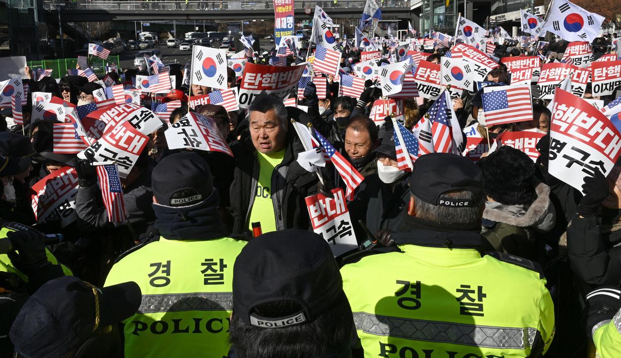 Sementara itu, pada hari ini, Selasa (31/12/2024), Pengadilan Korea Selatan telah mengeluarkan surat perintah penangkapan terhadap presiden yang telah dimakzulkan, Yoon Suk Yeol, (JUNG YEON-JE/AFP)