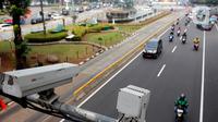 Kamera tilang ETLE mampu menjangkau semua kendaran yang berada dalam radius 20-30 meter dari titip penempatan kamera. (Liputan6.com/Johan Tallo)