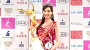 Carolina Shiino dari Nagoya, Prefektur Aichi, menjadi warga negara naturalisasi Jepang pertama yang memenangkan kontes di Tokyo pada hari Senin. Saat kemenangan ia mengenakan gaun dengan aksen merah motif bunga berbahan velvet. Tampil dengan mahkotanya. [@karolina0824]