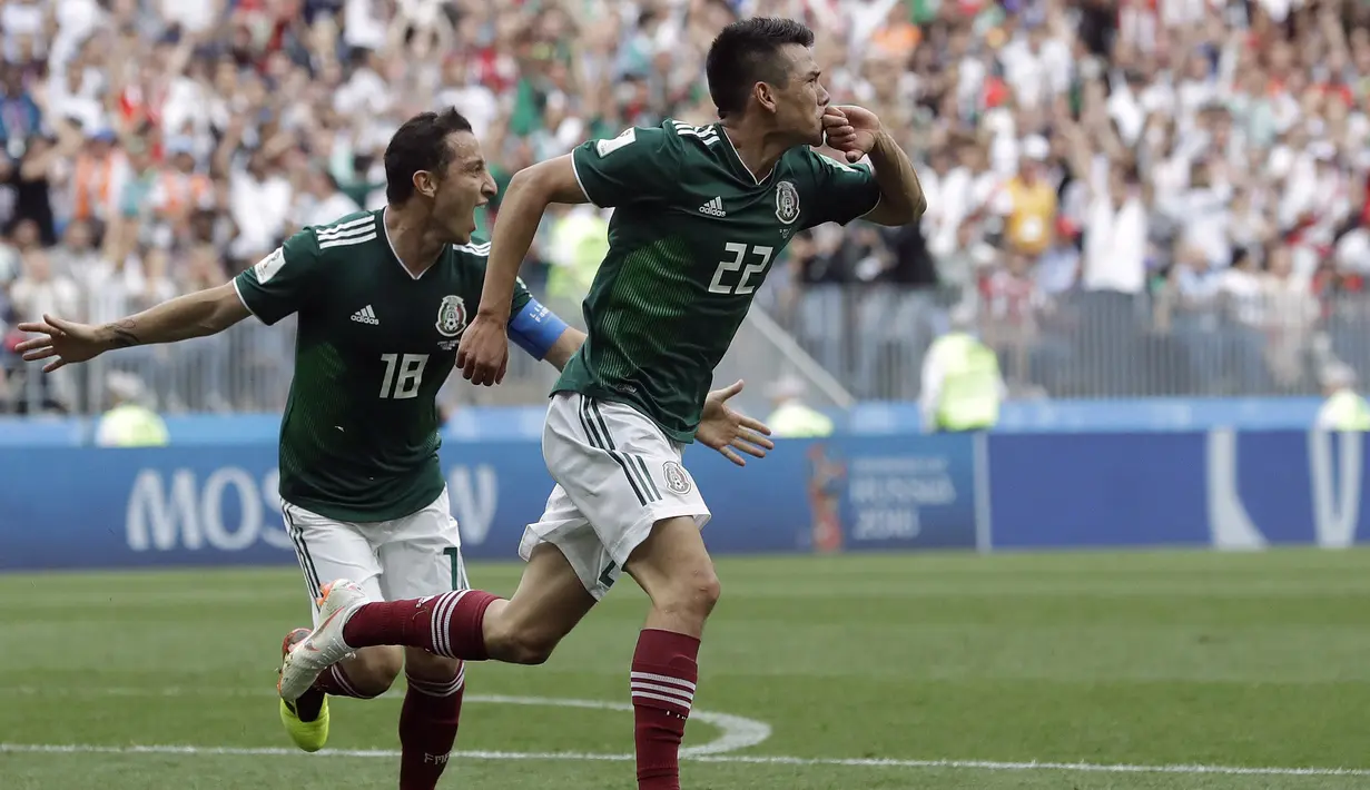 Gelandang Meksiko, Hirving Lozano, merayakan gol yang dicetaknya ke gawang Jerman pada laga Grup F Piala Dunia di Stadion Luzhniki, Moskow, Minggu (17/6/2018). Meksiko menang 1-0 atas Jerman. (AP/Matthias Schrader)