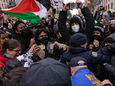 Petugas NYPD bentrok dengan pengunjuk rasa pro-Palestina dalam unjuk rasa "All out for Palestine" di luar Universitas Columbia di New York pada 2 Februari 2024. (Yuki IWAMURA/AFP)