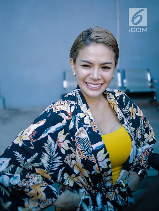 Selebritis Nikita Mirzani berpose saat difoto awak media di kawasan Jakarta, Selasa (27/3). Muncul kabar jika Nikita Mirzani sedang mengandung. Usia kehamilan janda dua anak ini juga disebut-sebut menginjak dua bulan. (Liputan6.com/Faizal Fanani)