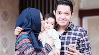 Keluarga kecil Alyssa Soebandono dan Dude Harlino lengkap dengan kehadiran si kecil Riendra [foto: instagram/ichasoebandono]