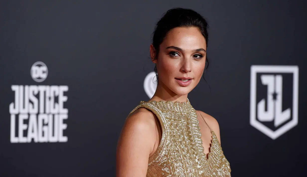 <p>Aktris Gal Gadot berpose saat tiba menghadiri pemutaran perdana film produksi Warner Bros 'Justice League' di Teater Dolby di Hollywood, California, AS (13/11). Gal Gadot tampil cantik dengan gaun emas berkilauan. (Photo by Chris Pizzello/Invision/AP)</p>