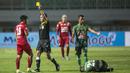 Gelandang Arema FC, Ahmad Bustomi, menerima kartu kuning saat melawan PS TNI pada laga Liga 1 di Stadion Pakansari, Bogor, Senin (3/7/2017). Kedua klub bermain imbang 0-0. (Bola.com/Vitalis Yogi Trisna)