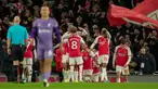 Para pemain Arsenal melakukan selebrasi setelah rekan setimnya Leandro Trossard mencetak gol ketiga tim mereka selama pertandingan sepak bola Liga Premier Inggris melawan Liverpool di Stadion Emirates, London, Minggu, 4 Februari 2024. (AP Photo/Kin Cheung)