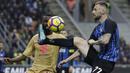 Gelandang Inter Milan, Marcelo Brozovic, berusaha melewati bek Torino, Nicolas N'Koulou, pada laga Serie A Italia di Stadion San Siro, Milan, Minggu (5/11/2017). Kedua klub bermain imbang 1-1. (AP/Luca Bruno)
