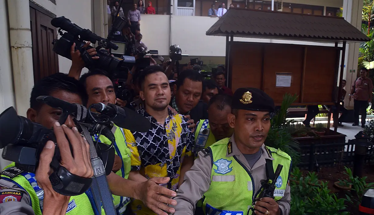 Mantan suami Dewi Perssik ini mendapat pengawalan ketat dari pihak kepolisian. (Andy Masela/Bintang.com)