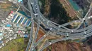 Foto dari udara menunjukkan jalan tol Zhengxi seksi Yaoshan-Luanchuan di Provinsi Henan, China tengah (19/11/2020). Seksi jalan tol sepanjang 80 kilometer ini melewati Pegunungan Funiu tersebut menghubungkan Yaoshan di Kota Pingdingshan dan Miaozi di Kota Luoyang. (Xinhua/Hao Yuan)