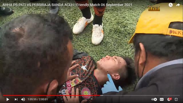 Gelandang Persiraja Banda Aceh, Muhammad Nadhiif menjadi korban tebasan bek AHHA PS Pati FC, Syaiful Indra Cahya.