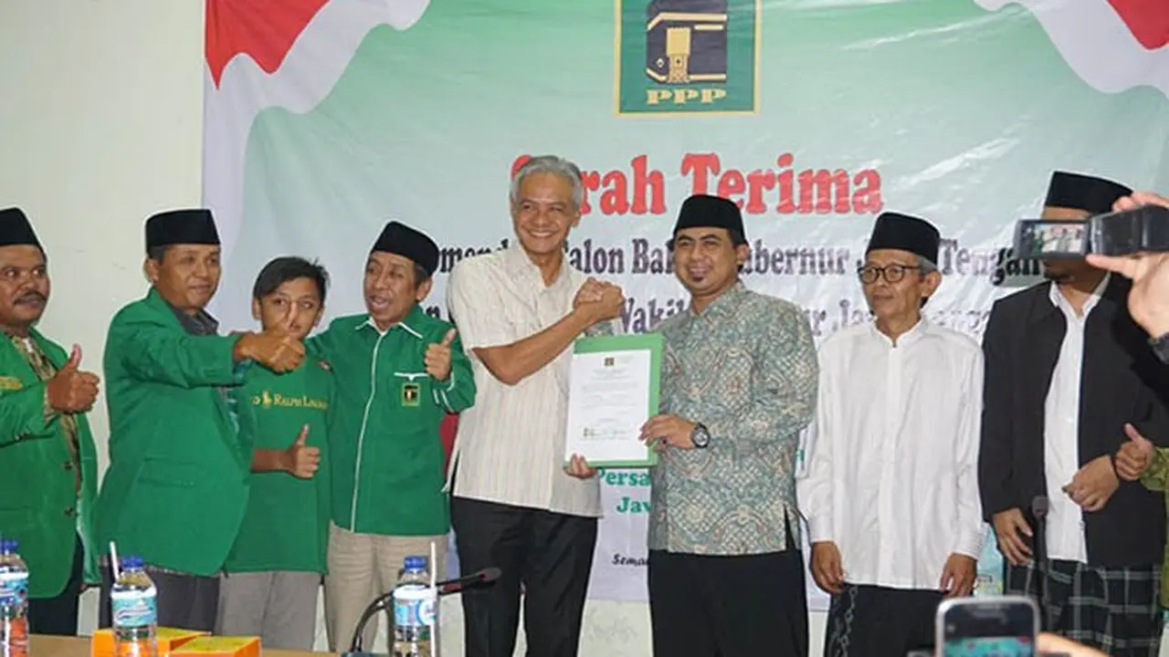 Penyerahkan surat rekomendasi kepada Ganjar Pranowo dan Taj Yasin Maemoen di Kantor DPW PPP Jateng, Senin (8/1) malam. (Istimewa)