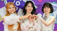 Anggota girl grup K-Pop Korea Selatan, VIVIZ, berpose di karpet merah KCON Seoul 2022 di Seoul pada 7 Mei 2022. (ANTHONY WALLACE/AFP)