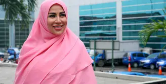 Tidak lagi berbalut busana seksi dan memperlihatkan tato di tubuhnya, kini Cinta Penelope tampil dengan busana tertutup dan hijabnya. Ia pun sudah hijrah menjalankan syariat Agama Islam. (Nurwahyunan/Bintang.com)
