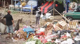 Warga membuang sampah di sekitar Jalan Masjid Al Makmur, Pejaten Timur, Pasar Minggu, Jakarta Selatan, Selasa (10/12/2019). Tumpukan sampah yang tidak hanya berasal dari warga sekitar menimbulkan bau tidak sedap dan dikhawatirkan dapat mengganggu kesehatan. (Liputan6.com/Immanuel Antonius)