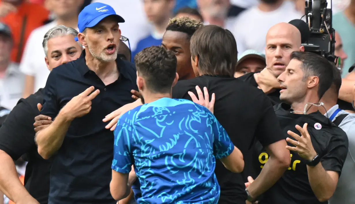 Kedua pelatih top itu terus saling menghardik. Sebagai hukuman, wasit pun mengeluarkan kartu merah bagi keduanya. (AFP/Glyn Kirk)