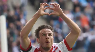 Gelandang Hamburg Nicolai Mueller merayakan gol pertamanya saat bertanding melawan Augsburg pada Divisi Satu Bundesliga di Hamburg, Jerman (20/8). Hamburg menang 1-0 lewat gol tunggal Nicolai Mueller pada menit ke-8. (Daniel Bockwoldt /dpa via AP)