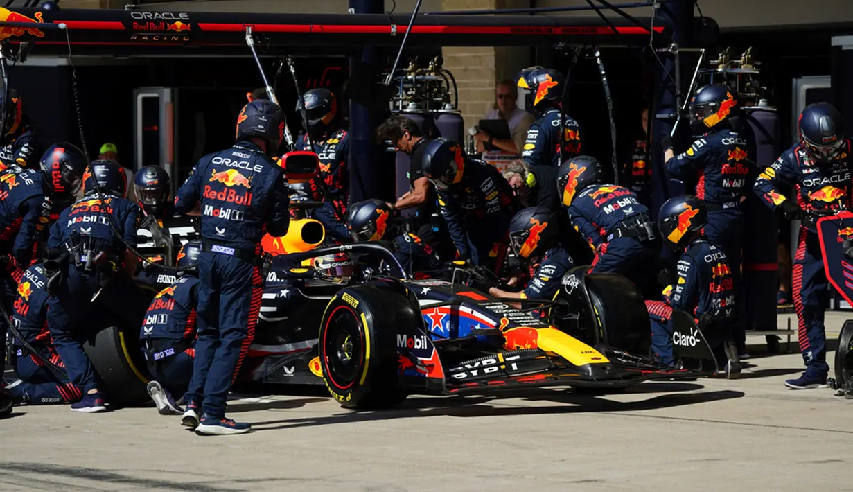 Selain Hamilton dan Leclerc, ada Max Verstappen dan Lando Norris yang mobilnya juga diperiksa oleh petugas FIA. Verstappen dan Norris lolos dalam pemeriksaan plank wear tersebut, namun sayangnya Hamilton dan Leclerc tidak. (AP Photo/Shawn Thew, Pool)