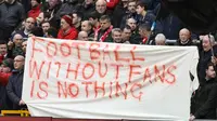 Fans Liverpool memprotes kenaikan harga tiket di Anfield (LINDSEY PARNABY / AFP)