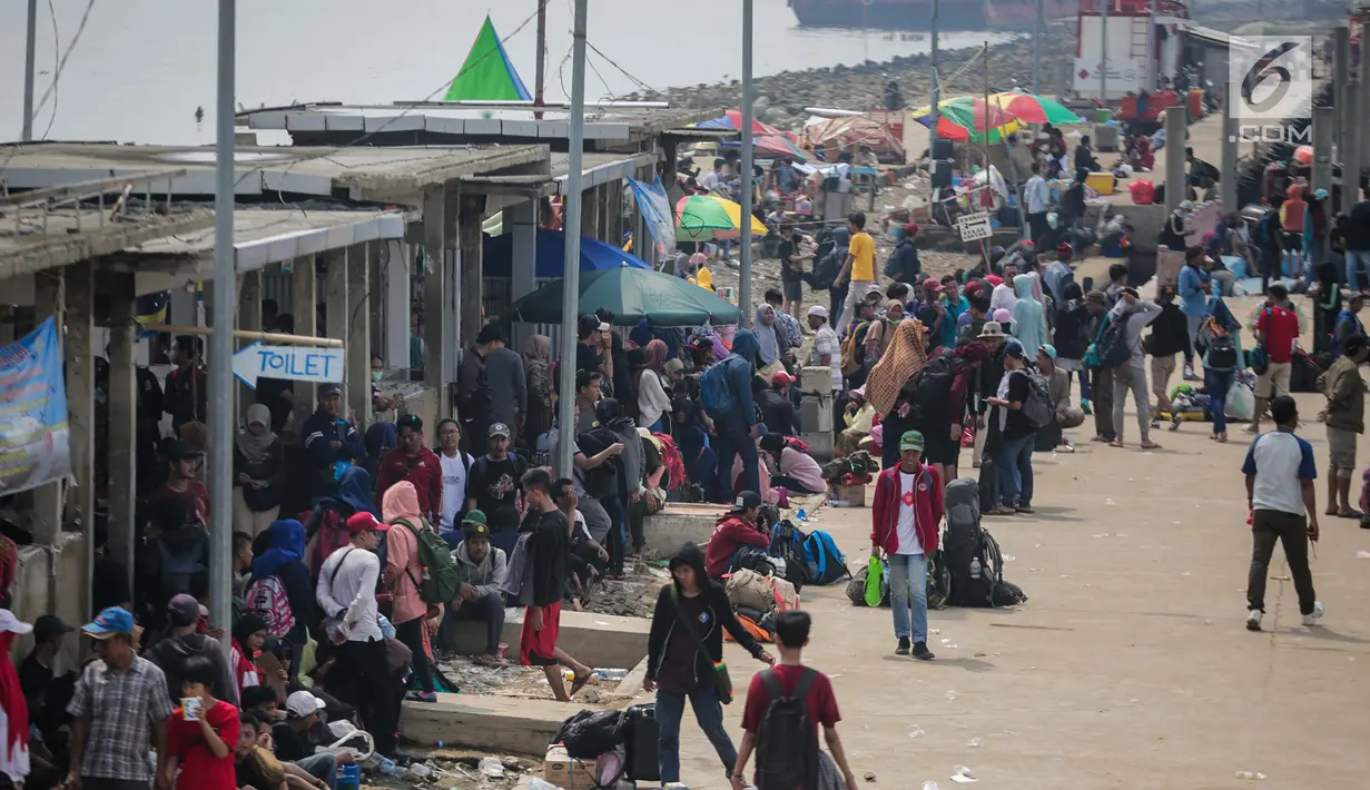 Wisatawan yang akan berlibur menuju Kepulauan Seribu  memadati Pelabuhan Kali Adem, Muara Angke, Jakarta, Sabtu (8/6/2019). Beberapa pulau di wilayah Kepulauan Seribu menjadi pilihan favorit banyak warga Ibu Kota dan sekitarnya yang memanfaatkan momen liburan Lebaran. (Liputan6.com/Faizal Fanani)