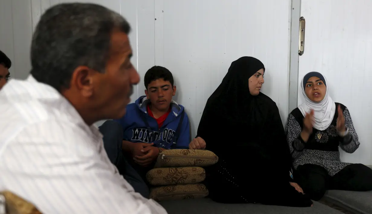 Omayma Al Hushan saat membicarakan perlawanan terhadap pernikahan di bawah umur dengan keluarga di rumahnya di kamp pengungsi Al Zaatari, Mafraq, Yordania (21/4).  (REUTERS / Muhammad Hamed)