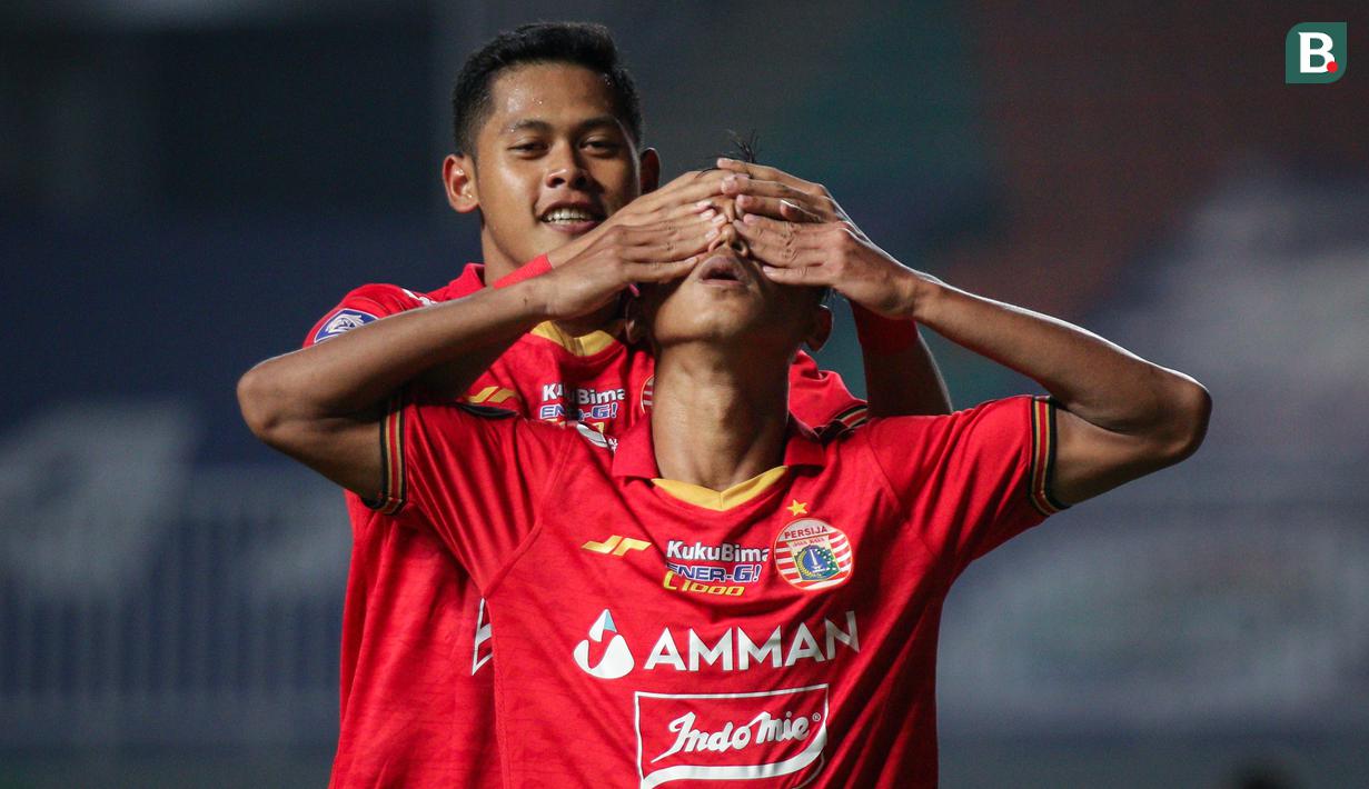 Usai menuai hasil imbang di tiga laga awal BRI Liga 1 2021/2022, Persija mencatat kemenangan pertamanya di pekan ke-4 saat menang 2-1 atas Persela Lamongan, Jumat (24/9/2021). Dengan hasil ini Persija naik ke posisi 6 klasemen sementara dengan raihan 6 poin. (Bola.com/Bagaskara Lazuardi)