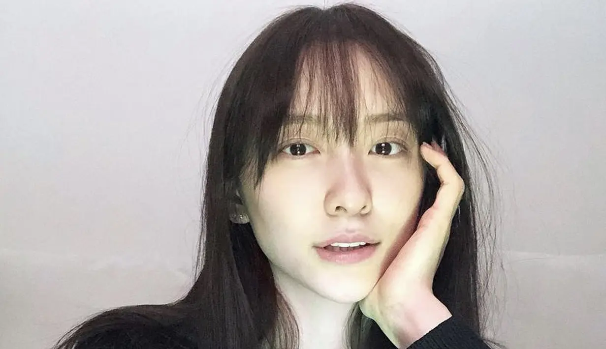 Bergaya rambut panjang dengan poni depan tipisnya bergaya topang dagu pun, Park Ji Hyun tetap tampil memesona dengan wajah tanpa makeupnya. @voyavivirel