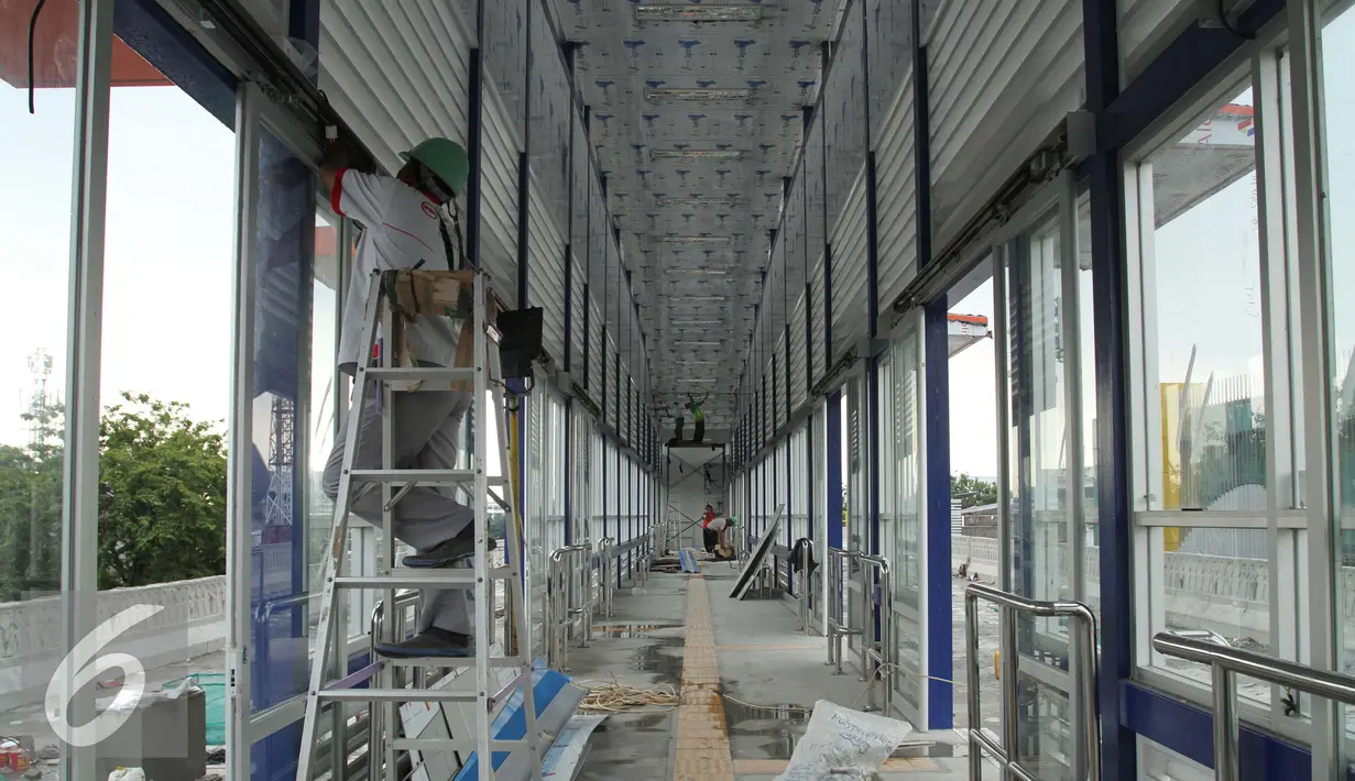 Pekerja menyelesaikan pembangunan bagian dalam halte Transjakarta di kawasan Mayestik Jl. Kyai Maja, Jakarta Selatan, Rabu (2/11). Ditargetkan 12 halte dibangun untuk mengubungkan Koridor XIII tersebut. (Liputan6.com/Gempur M. Surya)