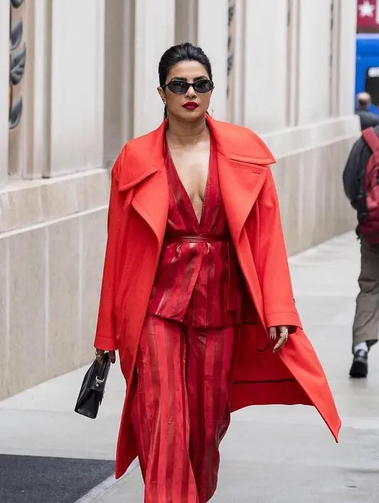 Menurut kabar yang beredar, Priyanka Chopra akan beradu akting dengan aktor legendaris Bollywood, Salman Khan. Seperti diketahui, film Bollywood mempunyai ciri khas seperti lagu dan nyanyian. (Foto: instagram.com/priyankachopra)