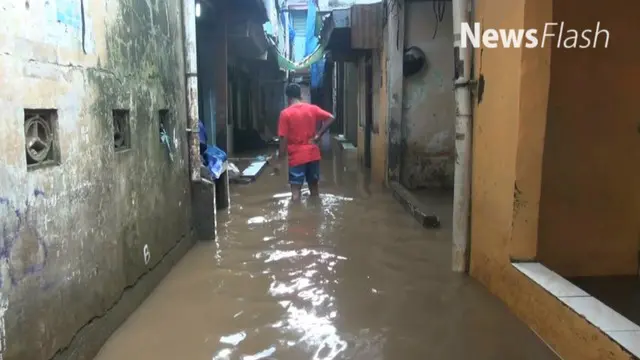 Naiknya debit Sungai Ciliwung menyebabkan Banjir di Jakarta. Seperti yang terjadi di kawasan Rawajati, Pancoran, Jakarta Selatan.