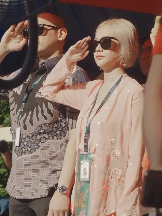 Bunga Citra Lestari saat Melihat Noah Sinclair Menjadi Pemimpin Upacara saat HUT ke-80 Indonesia. [@itsmebcl]