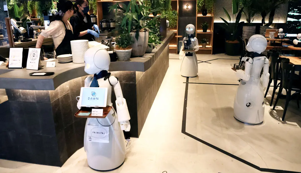 Robot humanoid mengantarkan minuman kepada pelanggan di Dawn Cafe, Tokyo, Jepang, 17 Agustus 2021. Peluncuran kafe ini bersamaan dengan Paralimpiade yang akan dibuka pada 24 Agustus. (Behrouz MEHRI/AFP)